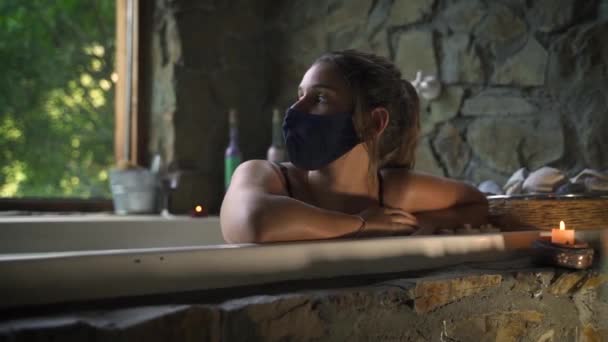Młoda Atrakcyjna Kobieta Mając Fantazyjną Kąpiel Jacuzzi Covid Maską Nadzieja — Wideo stockowe