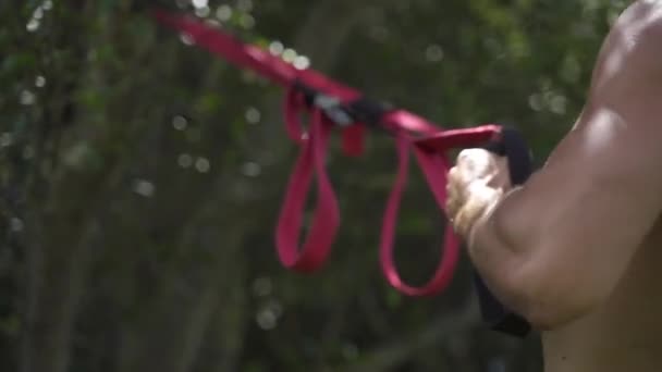 Beyaz Tenli Yakışıklı Erkek Dışarıda Egzersiz Yapıyor Arka Sırayı Kapatın — Stok video