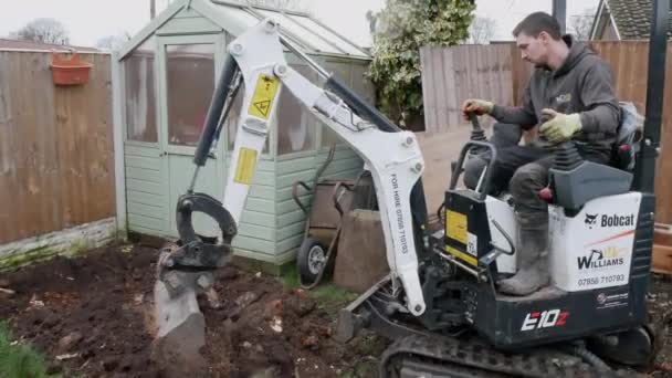 Człowiek Korzystający Micro Digger Projekt Ogrodnictwo Krajobraz — Wideo stockowe