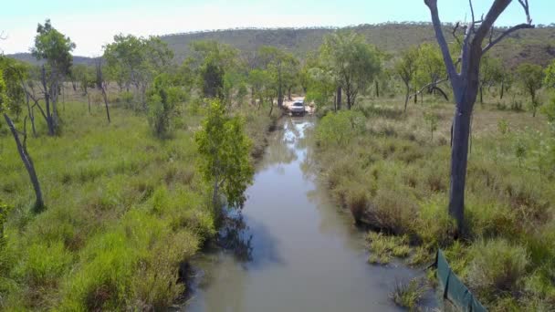 Witte Pick Vrachtwagen Rijdt Door Overstroomde Australische Outback Road Gibbs — Stockvideo