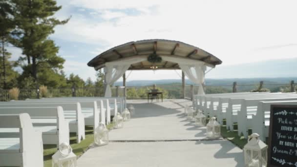 位于加拿大魁北克韦克菲尔德的勒贝尔弗德 在一个美丽的户外婚礼场地的岛上 有加蒂诺山和一片阳光普照的蓝天 — 图库视频影像