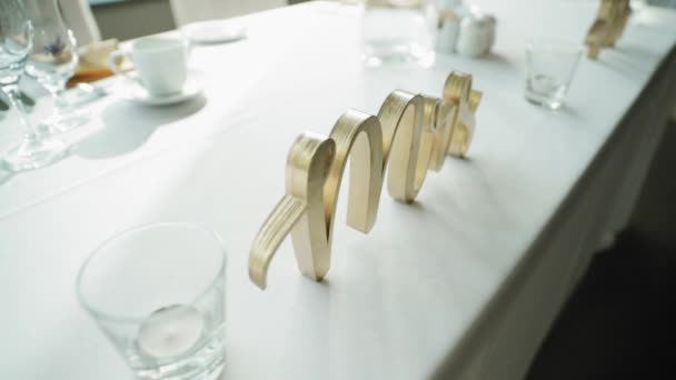 Panorámica Una Elegante Mesa Cabeza Limpia Una Recepción Bodas Belvdre — Vídeos de Stock