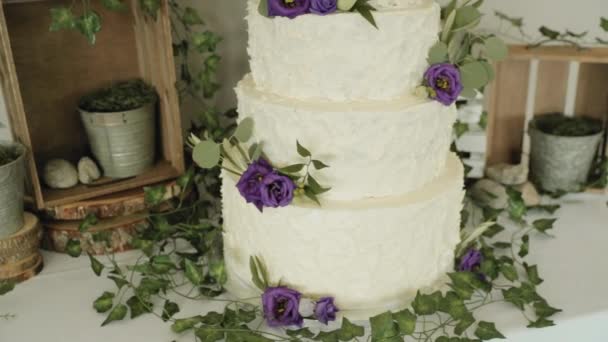 Великолепный Панорамный Снимок Белого Многоуровневого Свадебного Торта Красивым Цветочным Деревянным — стоковое видео