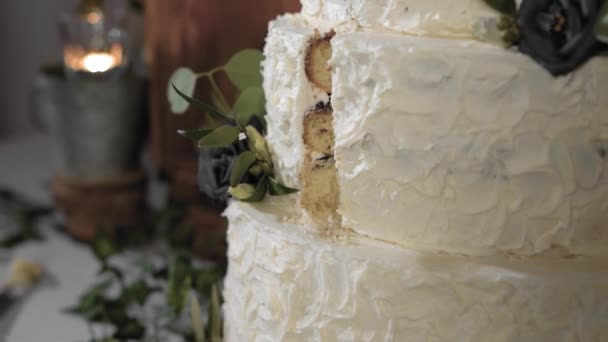 Многоуровневый Свадебный Торт Фиолетовыми Цветами После Жених Невеста Взяли Первый — стоковое видео