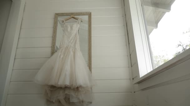 Медленно Движущаяся Сковорода Запечатлевшая Красивое Свадебное Платье Пару Элегантных Платьев — стоковое видео