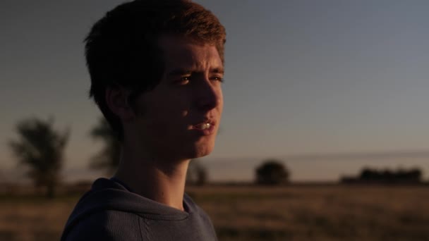 Nastoletni Chłopiec Rozświetloną Twarzą Oglądał Zachód Słońca Farmie Kansas Usa — Wideo stockowe