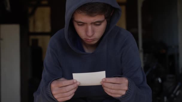 Adolescente Triste Deprimido Vestindo Uma Camisa Azul Com Capuz Senta — Vídeo de Stock