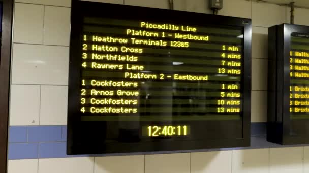 Podzemní Jízdní Řád Pro Další Vlaky Londýn — Stock video
