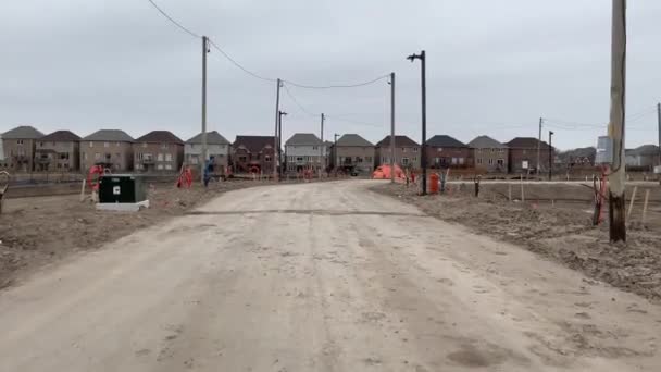 Construção Uma Nova Comunidade Habitacional Dia Chuvoso Nublado Empreiteiros Escavando — Vídeo de Stock