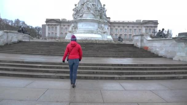 ロンドンのビクトリア記念館にゆっくりと近づいてくる若い女性 周りの他の観光客はありません — ストック動画