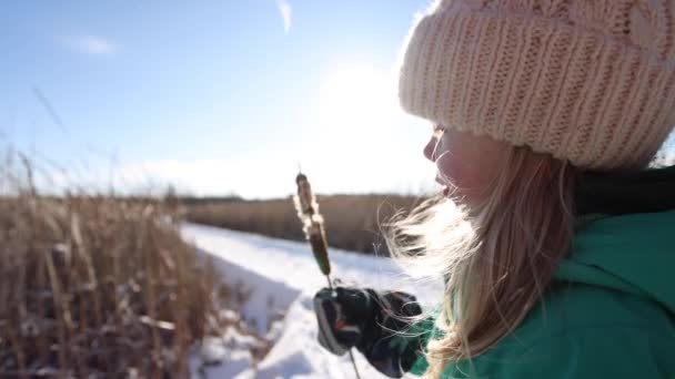 Bonito Menina Aprendendo Soprar Gato Cauda Inverno Natureza Passeio Ensolarado — Vídeo de Stock