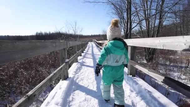 冬の大自然の道を歩く少女 Slomo Wide Angleフォロー — ストック動画