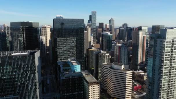 在美国华盛顿州西雅图市中心 派克松零售中心和中央商务区的摩天大楼 高层写字楼和住宅大楼中拍摄空中无人驾驶飞机镜头 — 图库视频影像