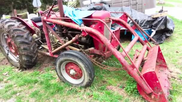 Antiguo Tractor Granja Con Cadenas Los Neumáticos — Vídeo de stock