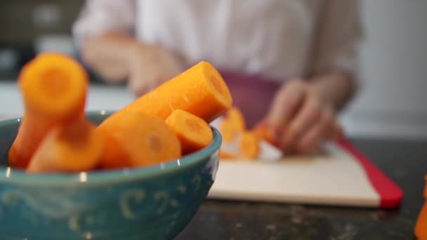 Paskalya Pastası Yapmak Için Mutfakta Havuç Kesen Kadın — Stok video