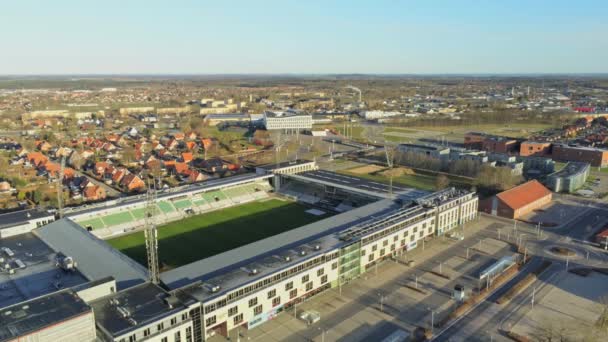 丹麦的足球场 从空中用无人驾驶飞机观看 — 图库视频影像