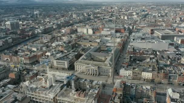 Covid 19锁定期间 Gpo和都柏林天际线的高空图像 无人机绕着奥康奈尔街的尖塔旋转向北看去 Gpo和Garda在外面建筑起重机 — 图库视频影像