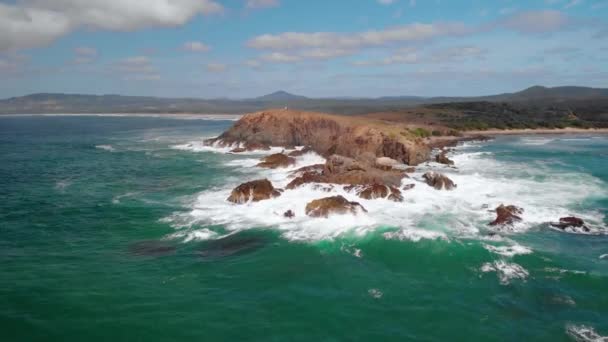 Drohnenblick Auf Die Klippen Der Landzunge Des Moonee Beach Reserve — Stockvideo