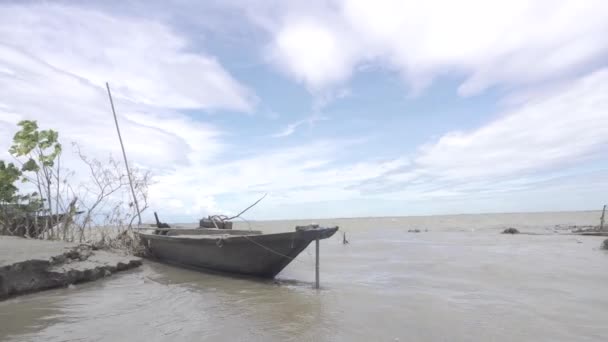 Een Boot Drijft Rivier Terwijl Rivier Erosie Ondervindt — Stockvideo