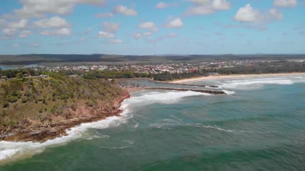 Vista Aérea Drones Sobre Ondas Que Atingem Costa Cidade Evans — Vídeo de Stock