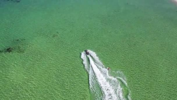 Birdseye Aerial View Jetski Vontatás Vízisí Fedélzeten Kristálytiszta Tengervízben Tracking — Stock videók