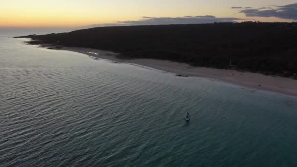 Luftaufnahme Des Segelbootes Ruhigen Ozeanwasser Und Des Sandy Eagle Bay — Stockvideo