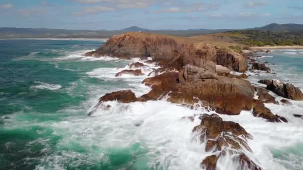 Luftaufnahme Von Einer Felsigen Bucht Emerald Beach Rückwärts Drohnenschuss — Stockvideo