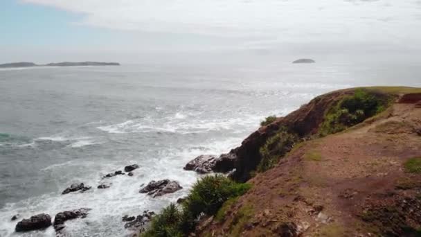 Vue Aérienne Drone Sur Une Baie Rocheuse Des Vagues Emerald — Video