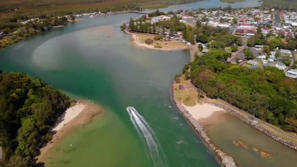 Flygfoto Båt Flod Och Evans Head Town New South Wales — Stockvideo