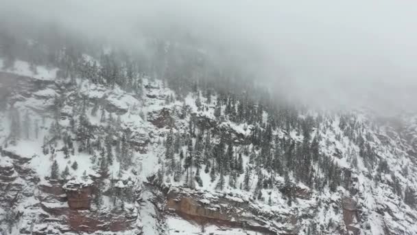 Снегопад Туман Над Заснеженными Горными Холмами Холодное Зимнее Утро Вид — стоковое видео