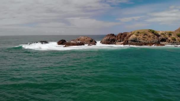 Flygdrönare Mot Vågor Som Träffar Headland Bay Vid Emerald Beach — Stockvideo