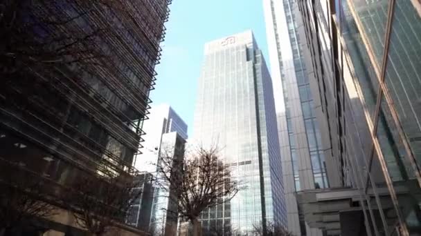 Pov Baixo Ângulo Andando Por Londres Olhando Para Arranha Céus — Vídeo de Stock