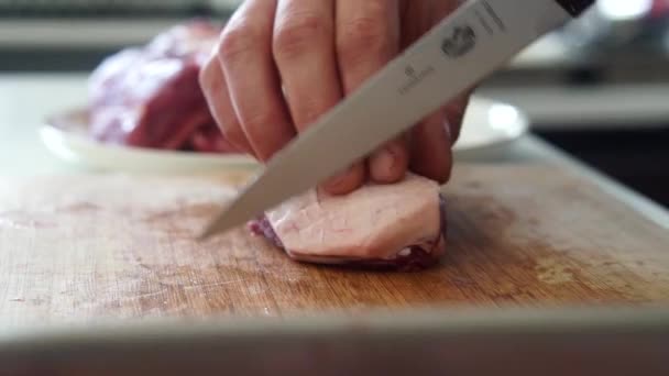 Mit Scharfem Messer Fett Auf Lamm Rumpf Fleisch Schneiden — Stockvideo