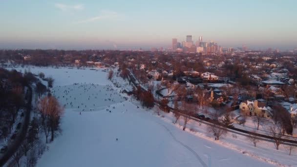 Drone Sobre Patinadores Lago Das Ilhas Que Aproximam Centro Minneapolis — Vídeo de Stock