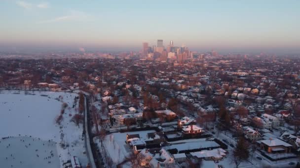 Drohne Über Schlittschuhläufern Lake Isles Und Uptown Minneapolis Der Goldenen — Stockvideo