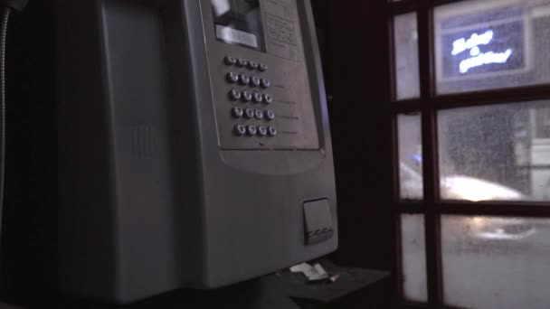 英国伦敦索霍市的一个公共付费电话 中口径 — 图库视频影像