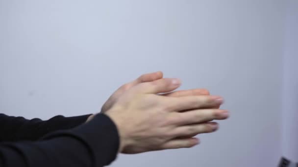 Две Мужские Руки Терется Друг Друга Ожидании Подготовке Крупным Планом — стоковое видео