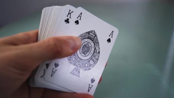 一只手在卡片上显示出黑桃A的王牌 靠近一点 — 图库视频影像