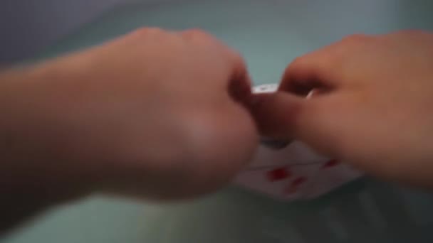 Duas Mãos Pegam Baralho Cartas Uma Mesa Fecham — Vídeo de Stock