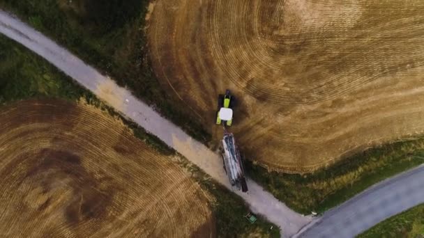 Ciągnik Widoku Góry Patrząc Dół Jazdy Pola Drogowego Oranie Orki — Wideo stockowe