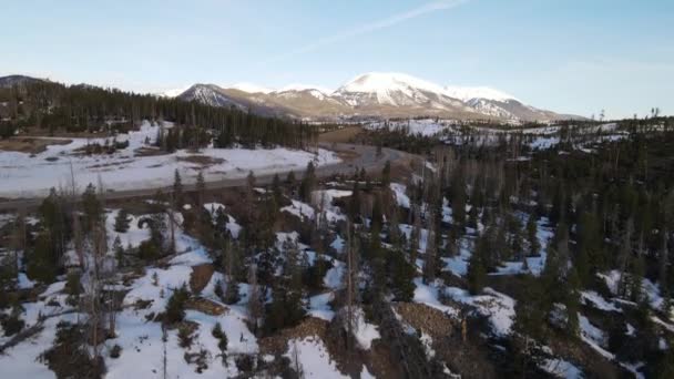 Drone Video Onthullen Van Auto Rijden Rocky Mountains Tijdens Winter — Stockvideo