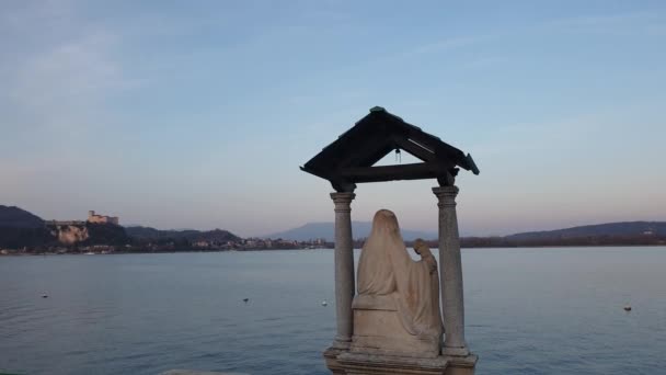 Вид Сзади Статуи Мадонны Матери Марии Видом Озеро Маджоре Ароне — стоковое видео