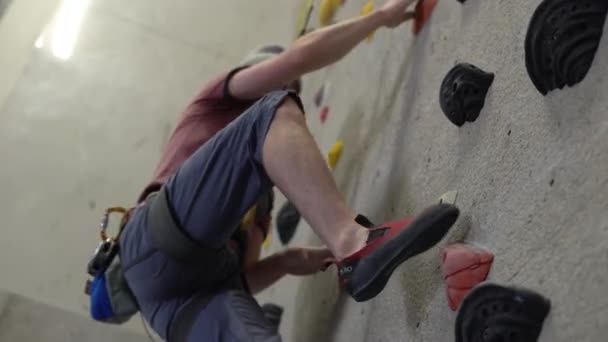 Alpinista Escalando Uma Parede Rocha Interior Usando Giz Atlético Para — Vídeo de Stock