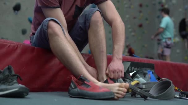 Kletterer Klettert Mit Sportlicher Kreide Eine Felswand Hinauf — Stockvideo