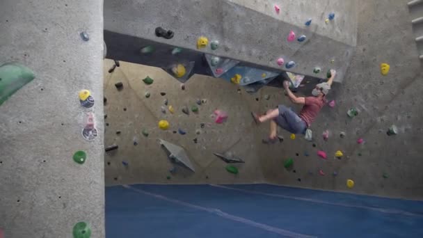 Odwrócony Alpinista Wspinaczkowy Wspinający Się Ścianę Skalną Pomocą Kredy Sportowej — Wideo stockowe