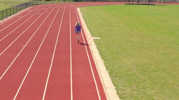 Chica Pista Día Brillante Soleado Aleja Cámara Cámara Lenta — Vídeo de stock