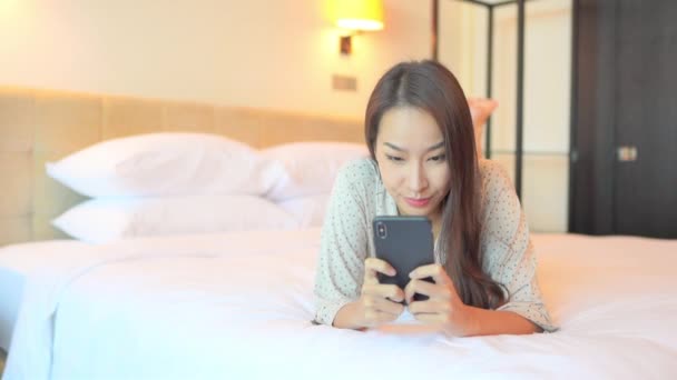 Asiatisk Kvinna Sms Mobiltelefon Sängen Ung Glad Kvinna Skriva Meddelanden — Stockvideo