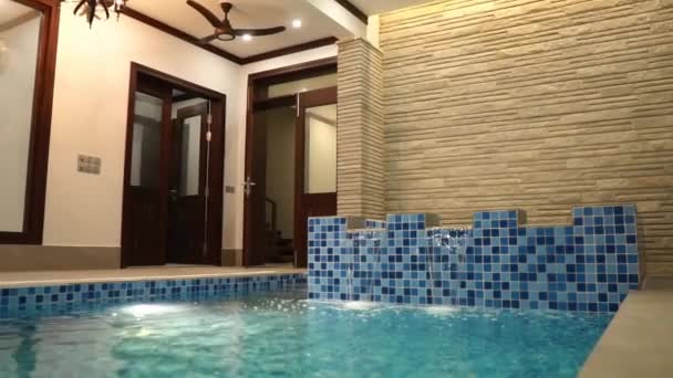 Água Que Flui Sobre Jacuzzi Piscina Interior Movimento Lento — Vídeo de Stock