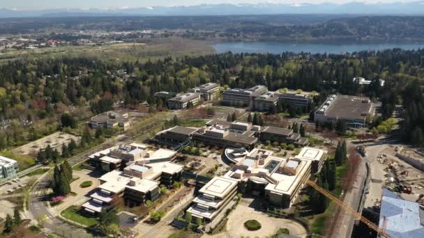 位于华盛顿州Bellevue附近Overlake和Redmond的微软公司总部旧楼的电影轨道无人机拍摄 — 图库视频影像