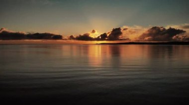 Hava aracı güneş doğarken gökyüzünde uçuyor. Papua Yeni Gine